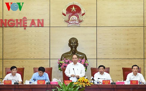 Thủ tướng Nguyễn Xuân Phúc làm việc với tỉnh Nghệ An - ảnh 1